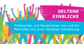 Grüne, pinke, blaue und gelbe Umrisse von Menschen, die in die Luft springen und die Arme hoch werfen. Davor steht auf pink: Seltene Einblicke. Auf blau steht: Praktisches und Persönliches von und für Menschen mit einer Seltenen Erkrankung